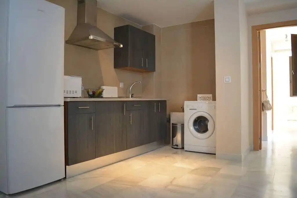 Cuina de Apartament de lloguer en Sevilla amb Aire condicionat, Calefacció i Moblat