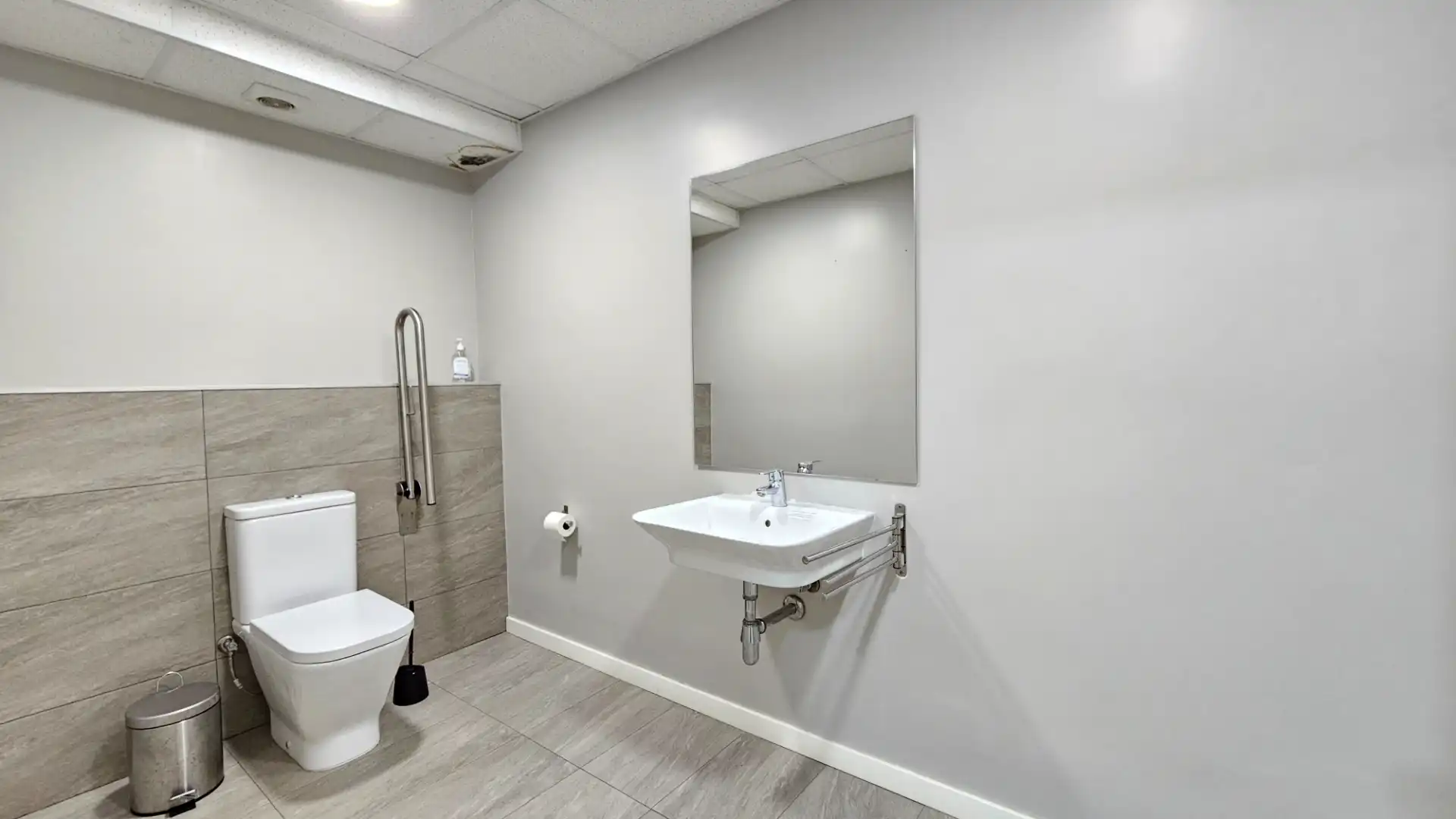 Badezimmer von Büro zur Miete in Barcelona mit Klimaanlage, Heizung und Internet