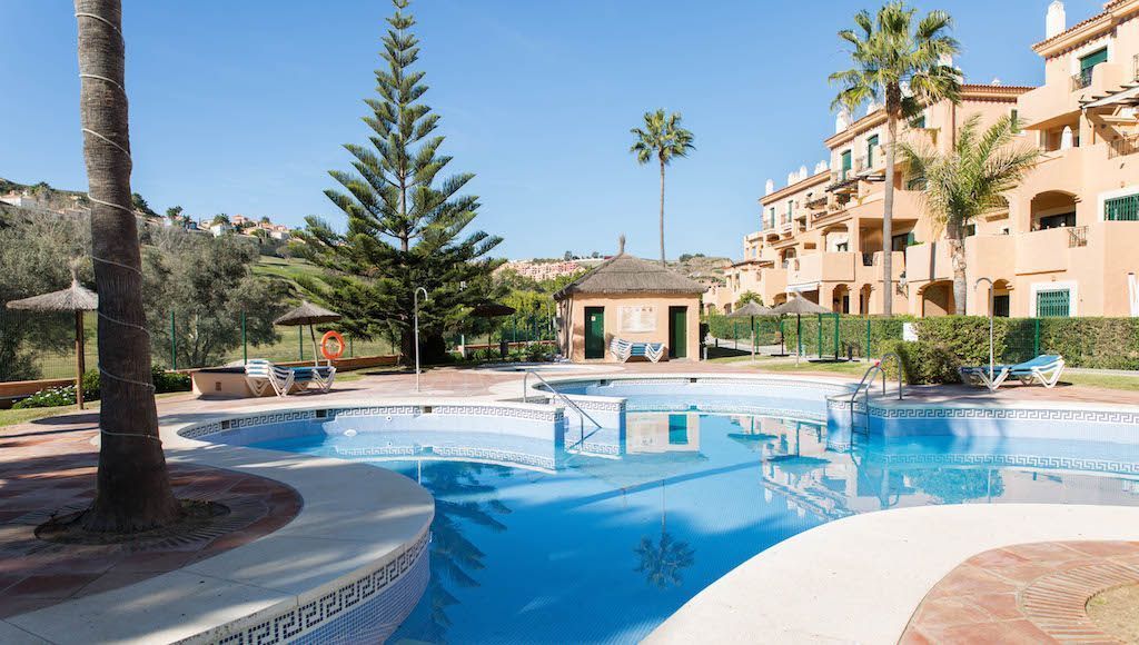 Piscina de Dúplex en venta en Manilva con Aire acondicionado, Terraza y Piscina comunitaria