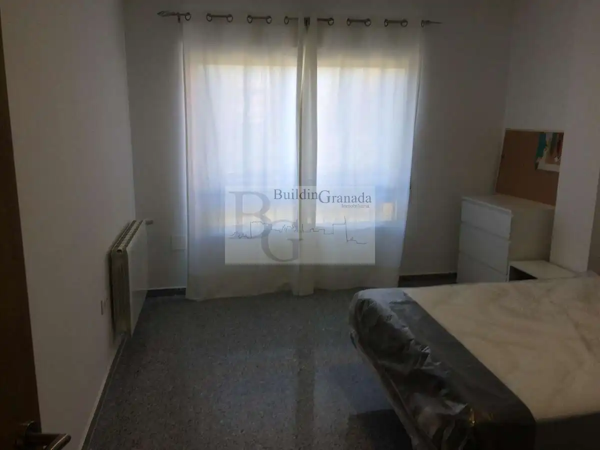 Dormitori de Pis de lloguer en Granada amb Balcó
