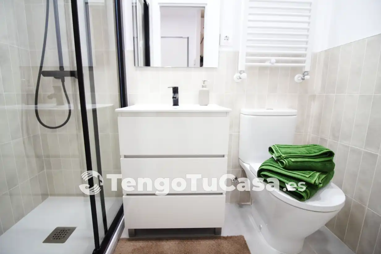 Bathroom of Flat for sale in Madrid  with Air Conditioner, Heating and Parquet flooring