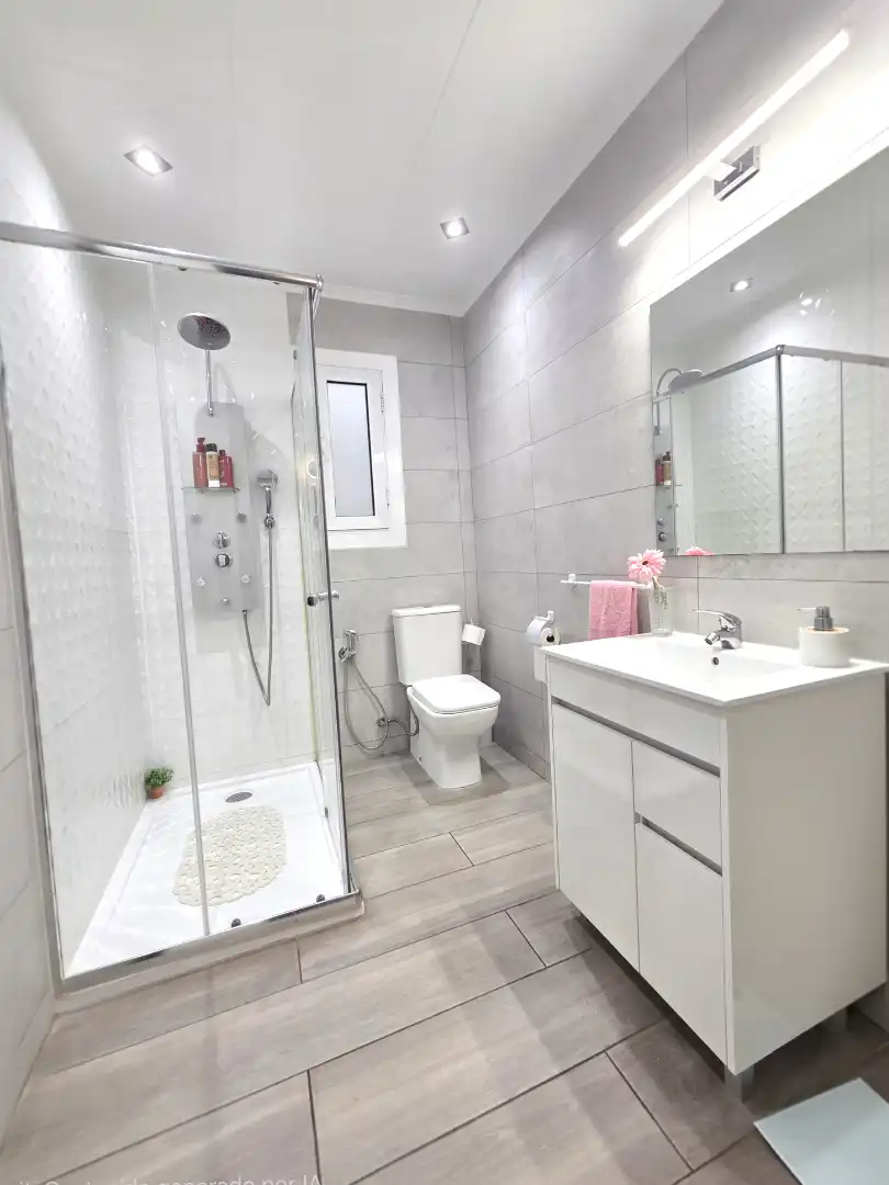 Badezimmer von Maisonette zum Verkauf in Cerdanyola del Vallès mit Klimaanlage, Heizung und Parkett