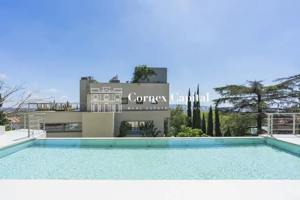 Vista exterior de Casa o xalet en venda en Barcelona amb Aire condicionat, Calefacció i Jardí privat