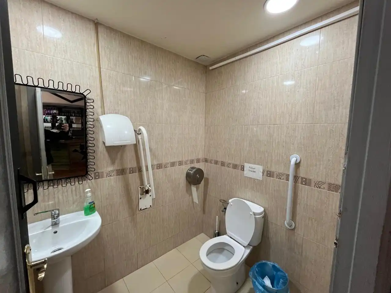 Bathroom of Commercial properties for sale in Madrid  with Air Conditioner, Furnished and Alarm