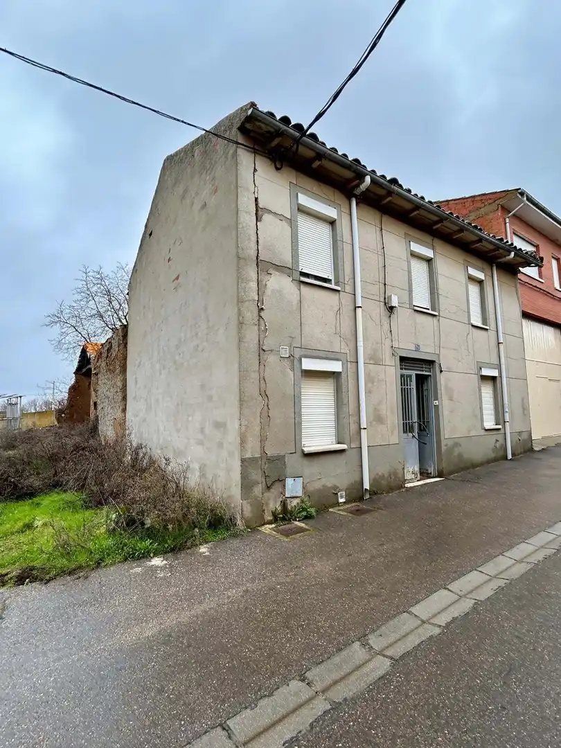 Vista exterior de Casa o xalet en venda en Santa Marina del Rey amb Calefacció