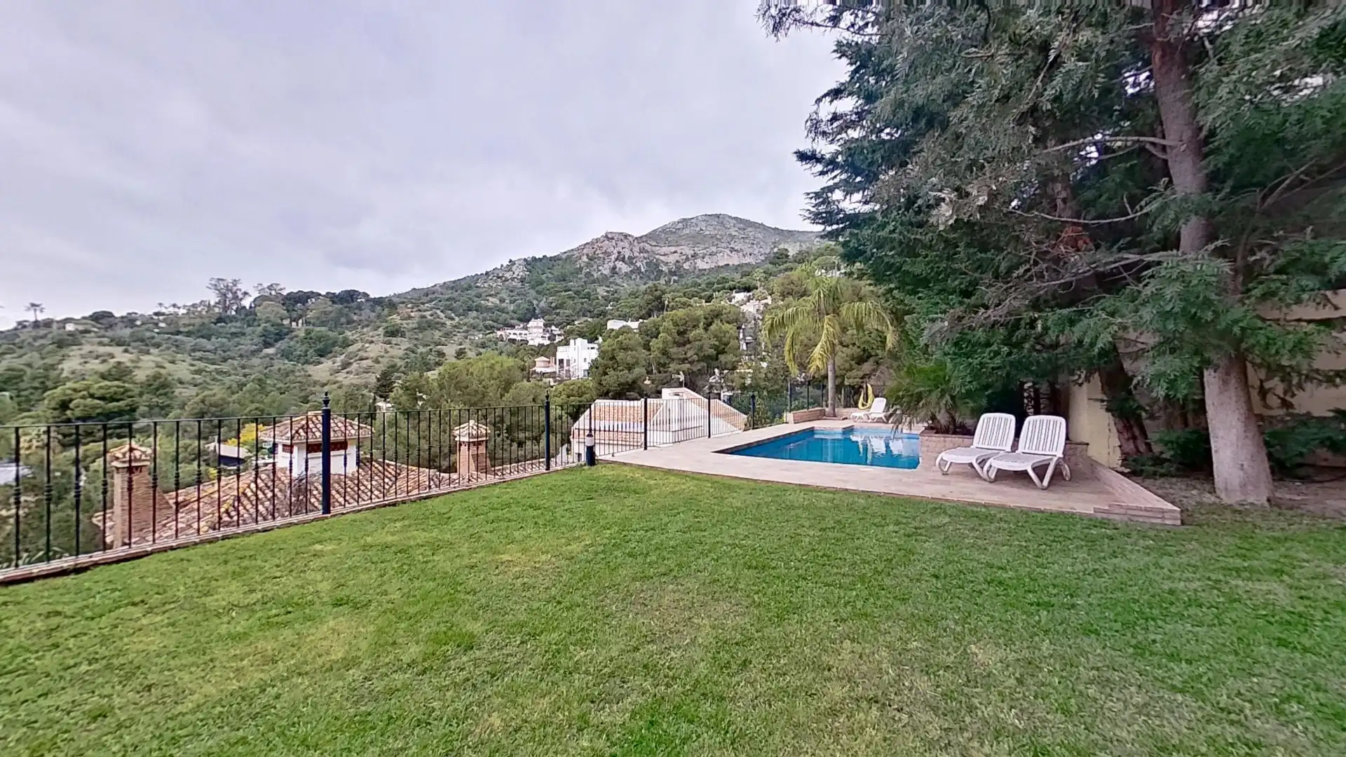 Piscina de Casa o chalet en venta en Málaga con Jardín privado, Terraza y Piscina