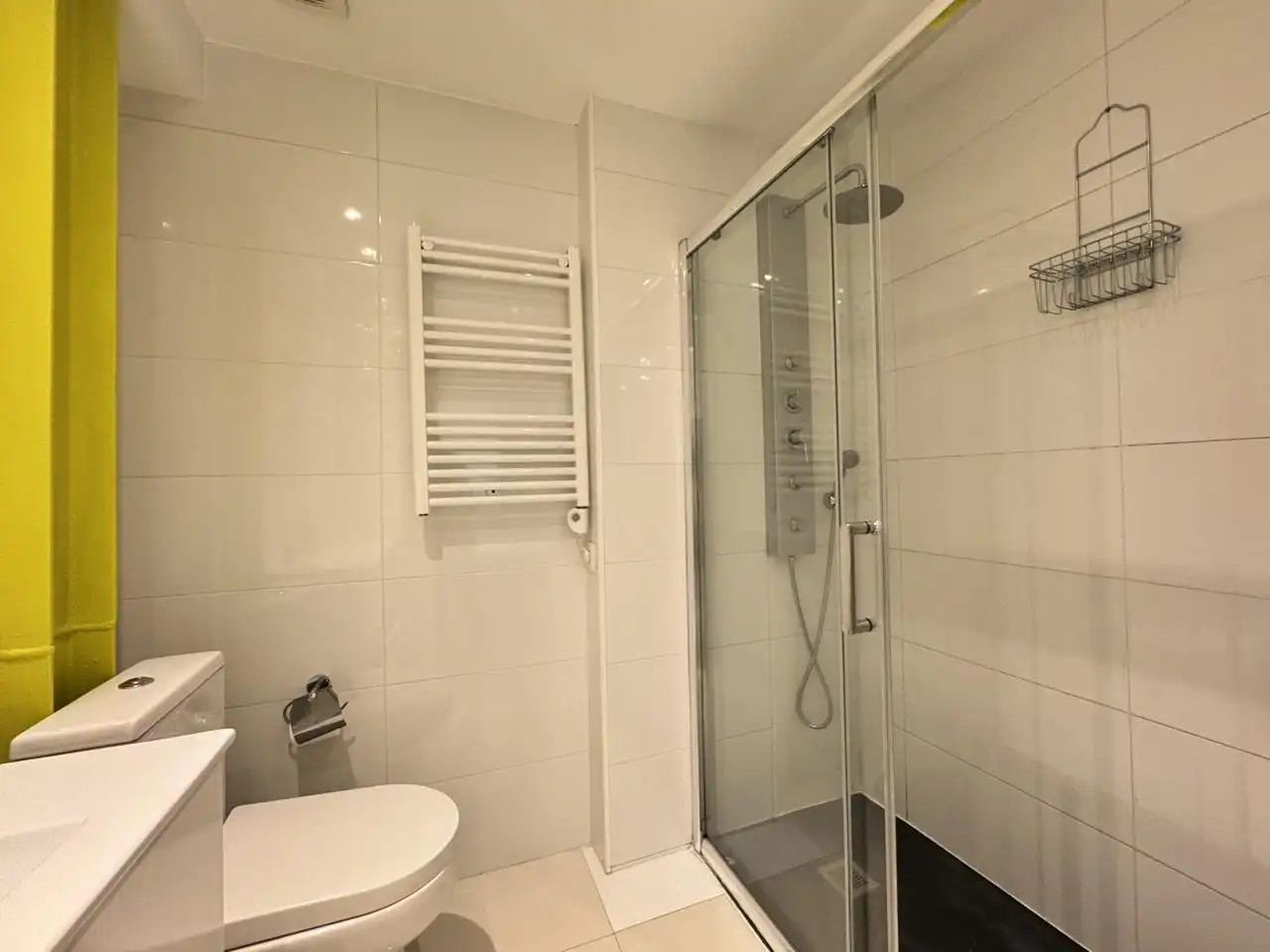 Baño de Apartamento de alquiler en Madrid con Aire acondicionado, Calefacción y Amueblado