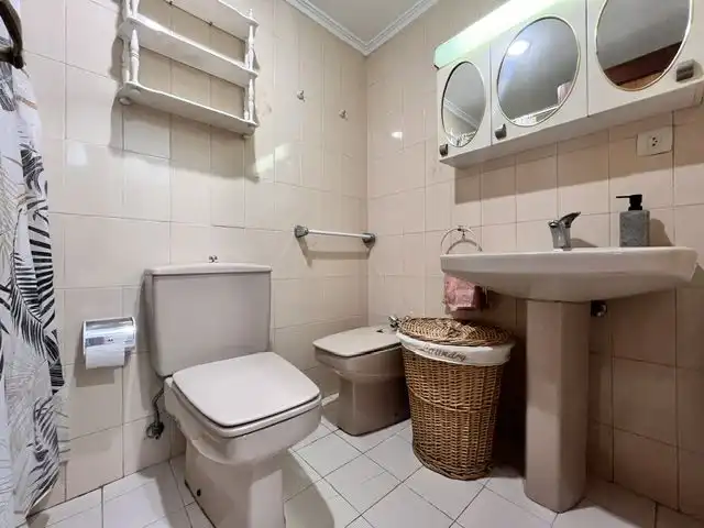 Baño de Apartamento de alquiler en Gijón  con Aire acondicionado, Calefacción y Amueblado