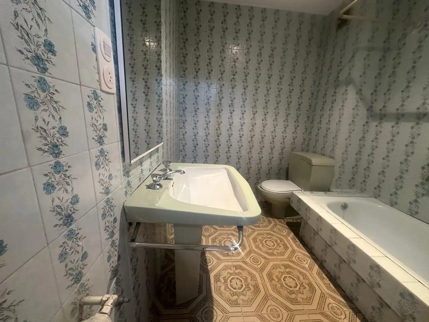Bathroom of Flat for sale in Ourense Capital   with Heating and Balcony