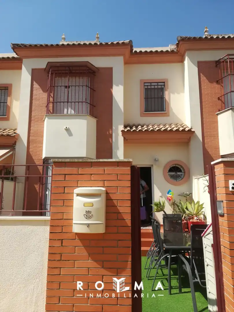 Vista exterior de Casa adosada de lloguer en Dos Hermanas amb Aire condicionat, Calefacció i Parquet