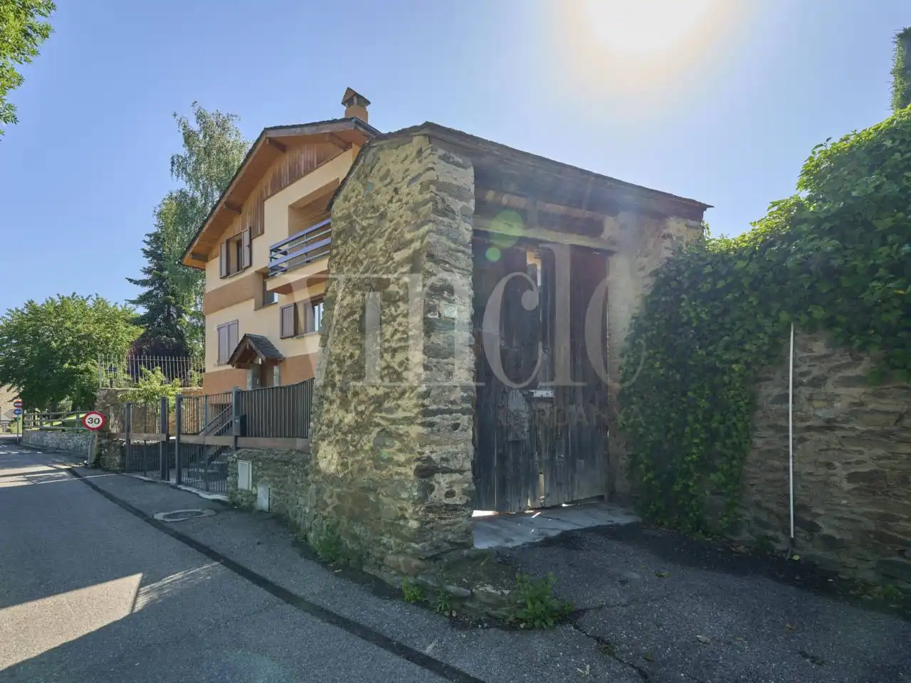 Vista exterior de Casa o xalet en venda en Fontanals de Cerdanya amb Calefacció, Jardí privat i Parquet