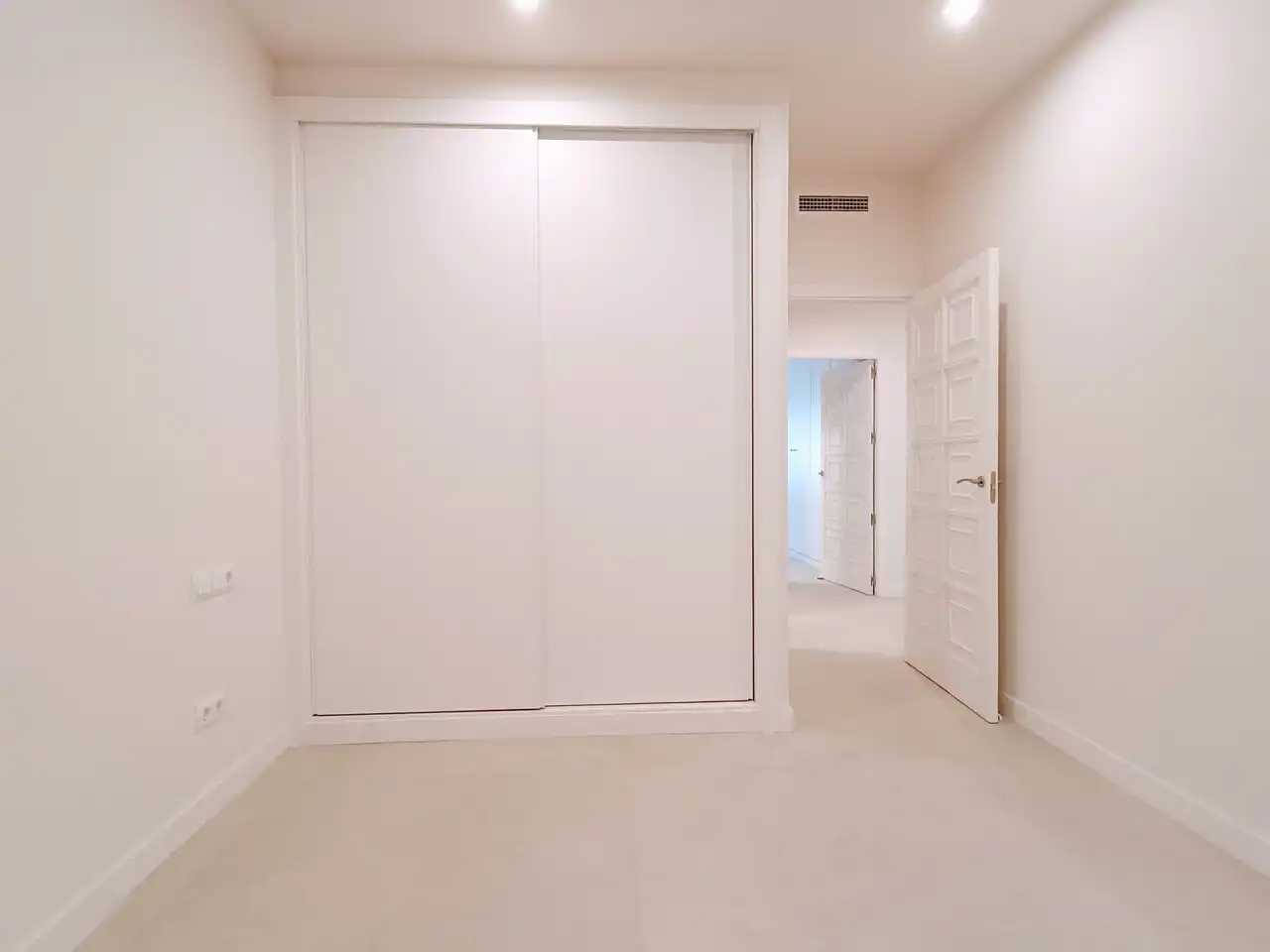 Bedroom of Flat for rent in Madrid  with Air Conditioner, Heating and Terrace