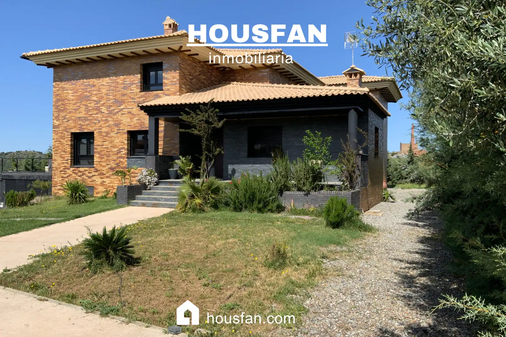 Vista exterior de Casa o xalet en venda en Cáceres amb Aire condicionat, Calefacció i Jardí privat