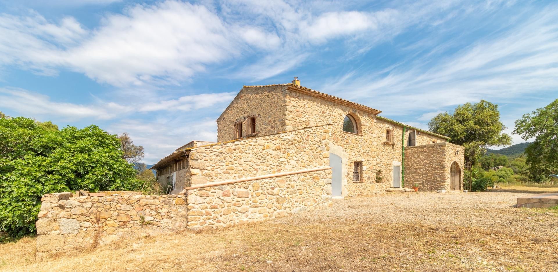 Außenansicht von Country house zum verkauf in La Jonquera mit Privatgarten, Terrasse und Schwimmbad