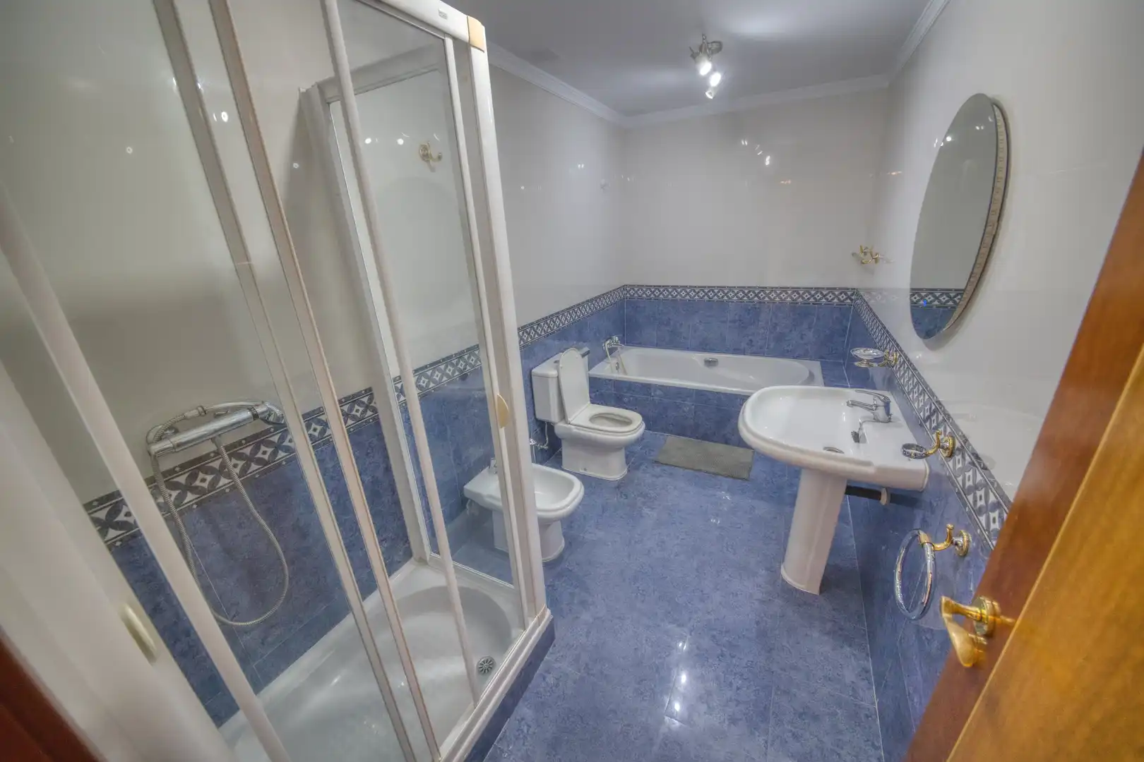 Bathroom of Houses for sale in Benalmádena  with Air Conditioner, Private garden and Parquet flooring