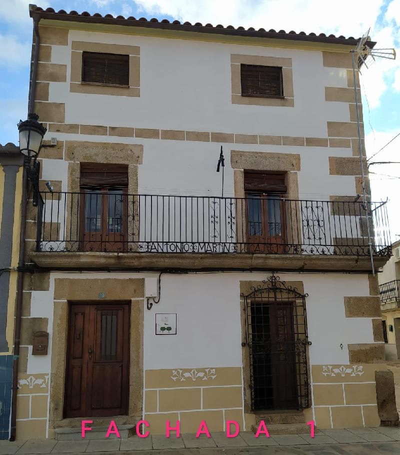Vista exterior de Casa adosada en venda en Villa del Campo amb Jardí privat i Moblat