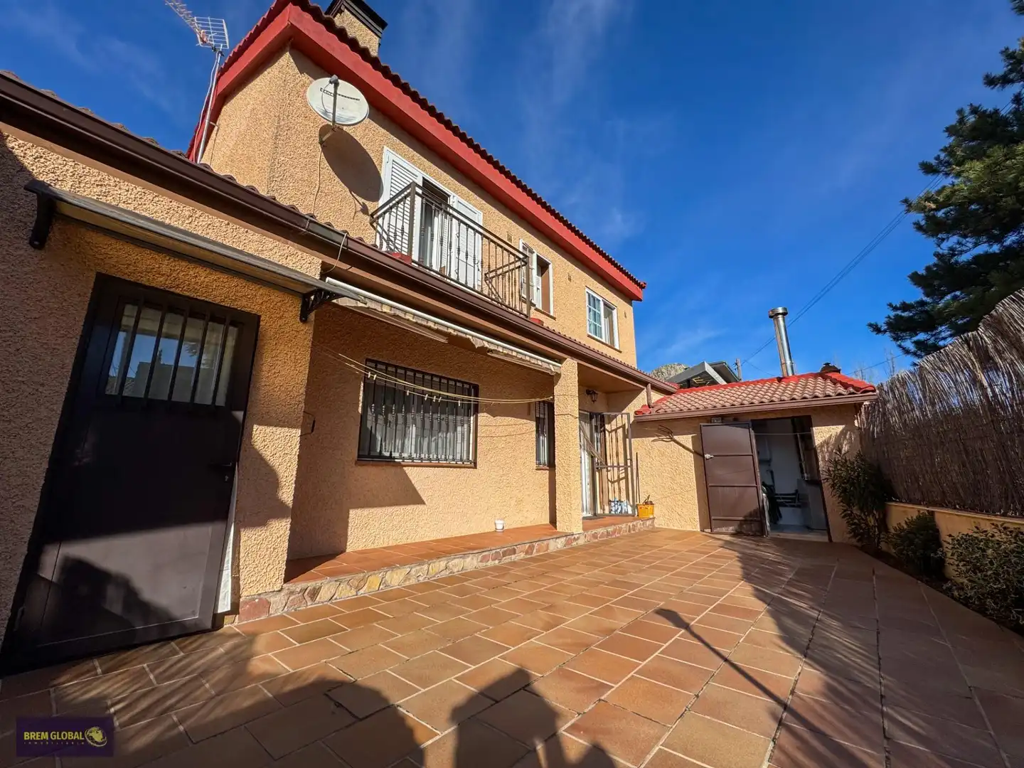 Vista exterior de Casa adosada en venda en La Cabrera amb Calefacció, Jardí privat i Traster