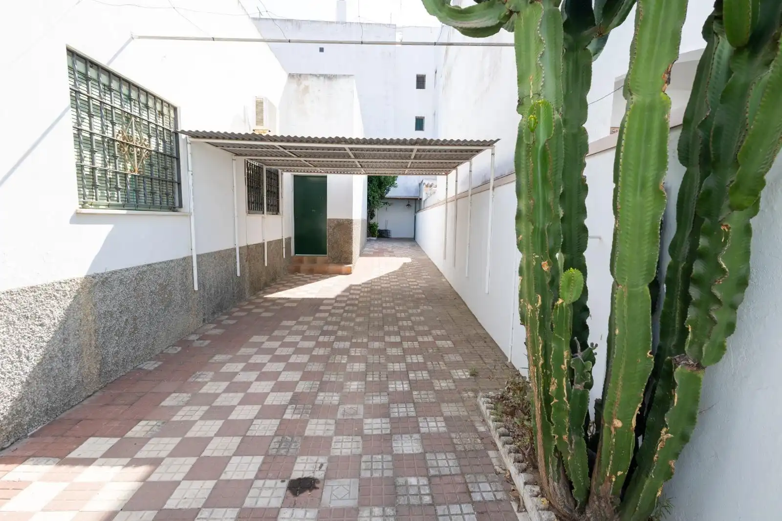 Vista exterior de Casa o xalet en venda en Chipiona amb Jardí privat, Terrassa i Traster