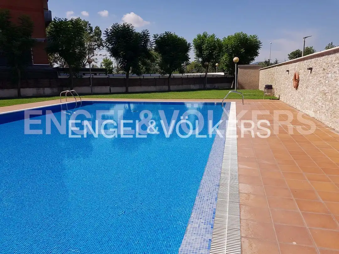 Piscina de Ático en venta en Sant Joan Despí con Aire acondicionado, Calefacción y Parquet