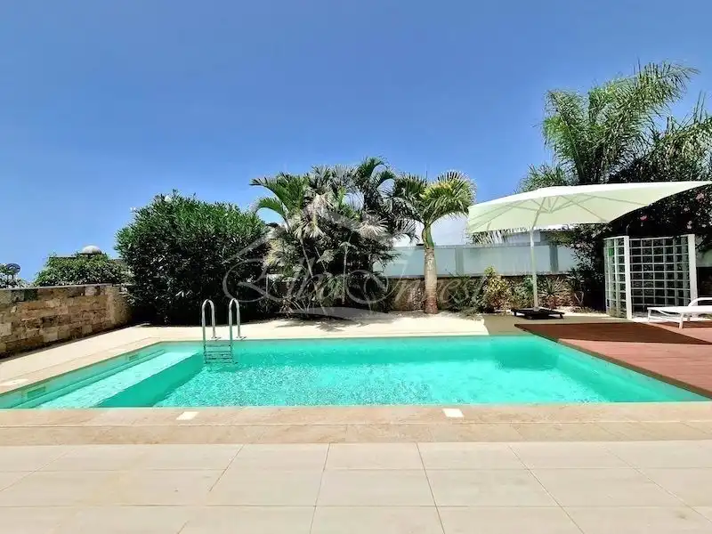 Piscina de Casa o xalet en venda en Adeje amb Aire condicionat, Jardí privat i Terrassa