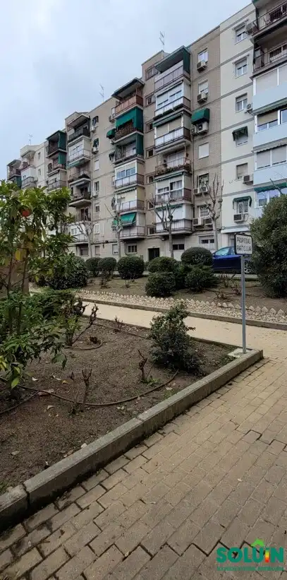 Vista exterior de Garatge en venda en Madrid