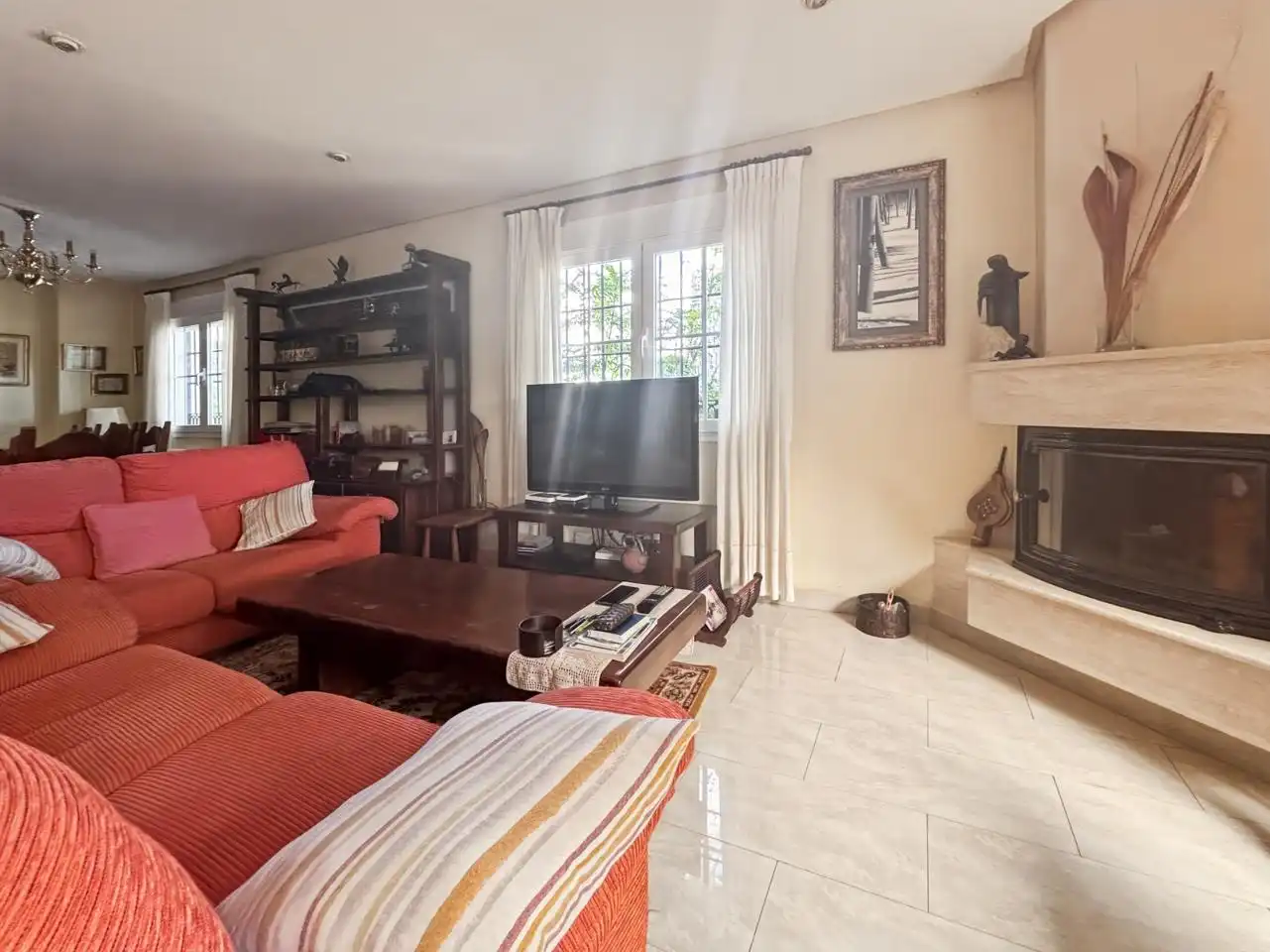 Sala d'estar de Casa o xalet en venda en Galapagar amb Calefacció, Jardí privat i Parquet