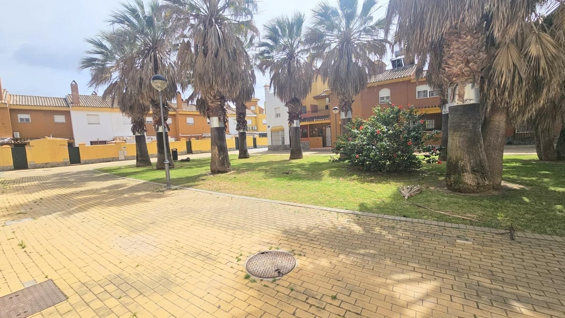 Vista exterior de Casa adosada en venda en San Fernando amb Aire condicionat, Calefacció i Jardí privat