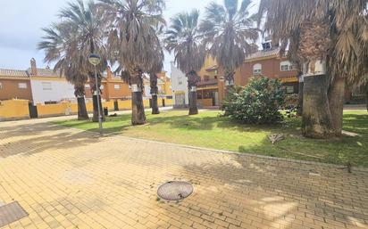 Vista exterior de Casa adosada en venda en San Fernando amb Aire condicionat, Calefacció i Jardí privat