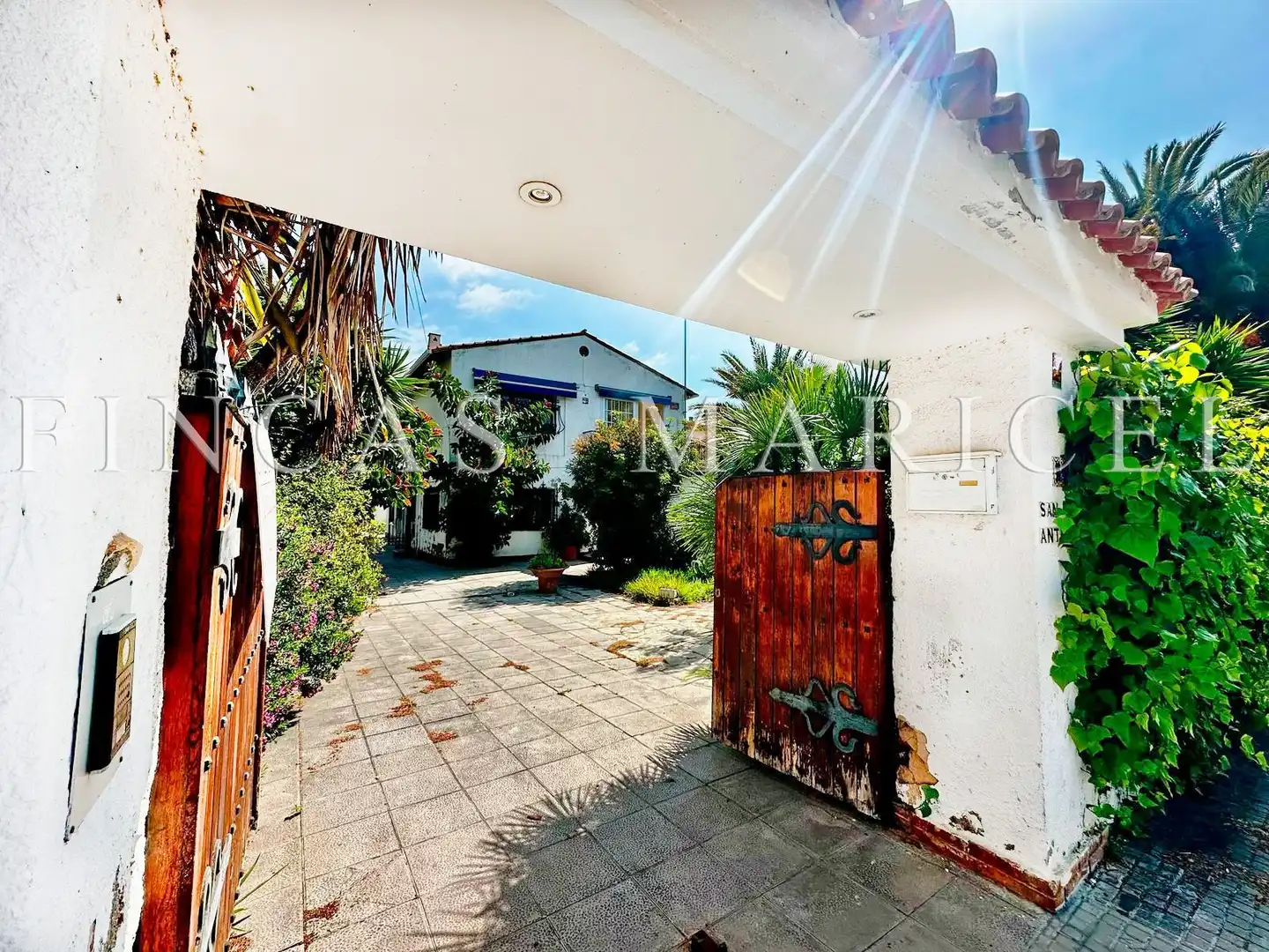 Vista exterior de Casa o xalet en venda en Sitges amb Aire condicionat, Calefacció i Jardí privat