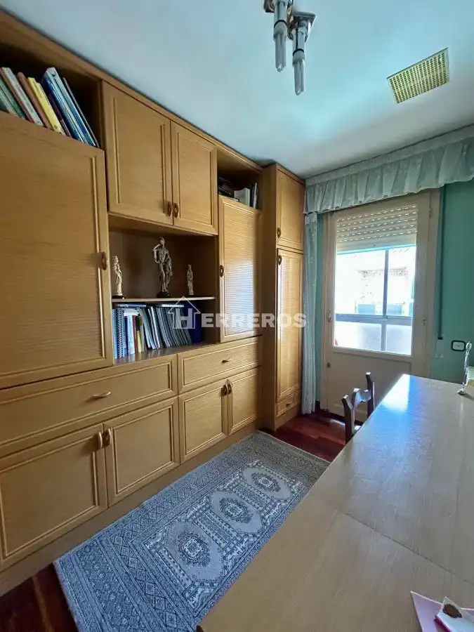 Habitación de Casa adosada en venta en Baños de Río Tobía con Aire acondicionado, Calefacción y Parquet
