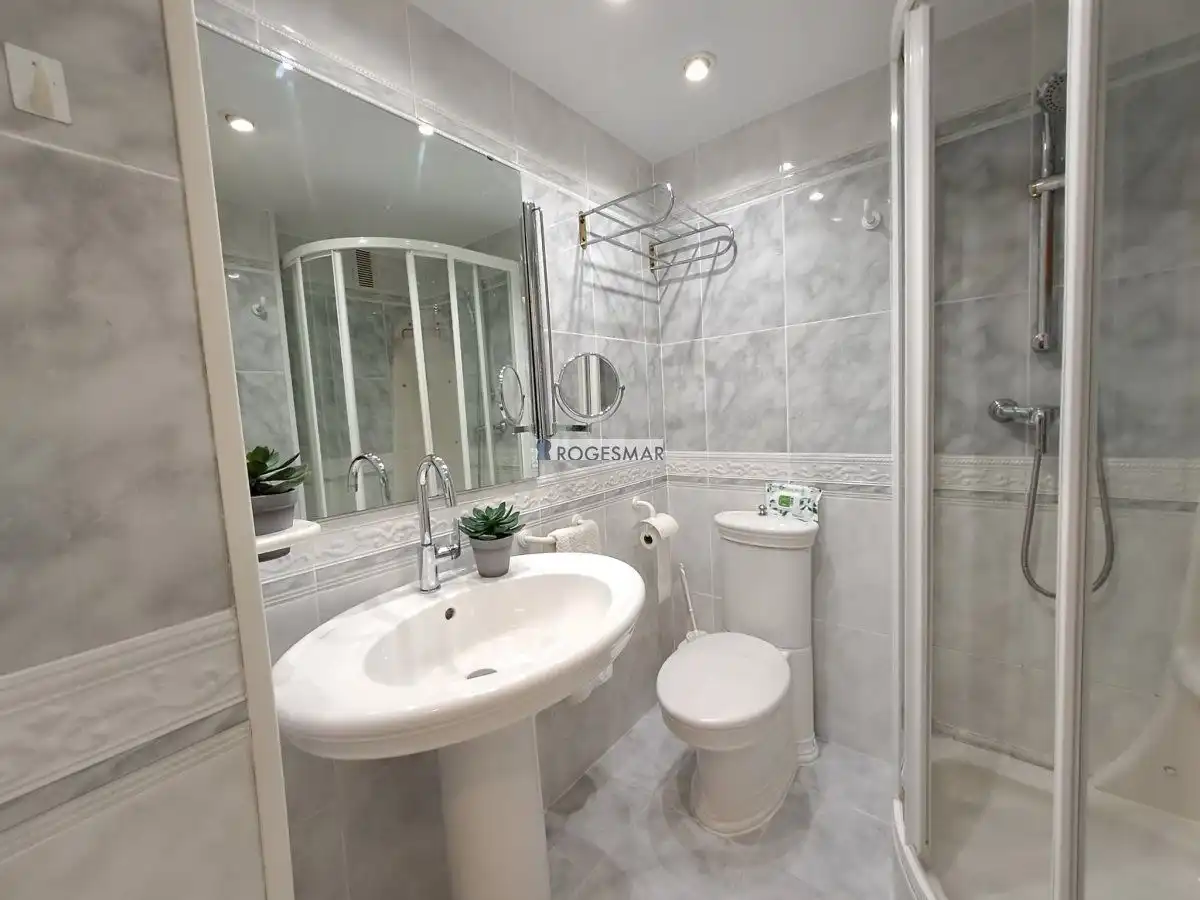 Badezimmer von Wohnungen zum Verkauf in Benicasim / Benicàssim mit Terrasse, Abstellraum und Gemeinschaftspool