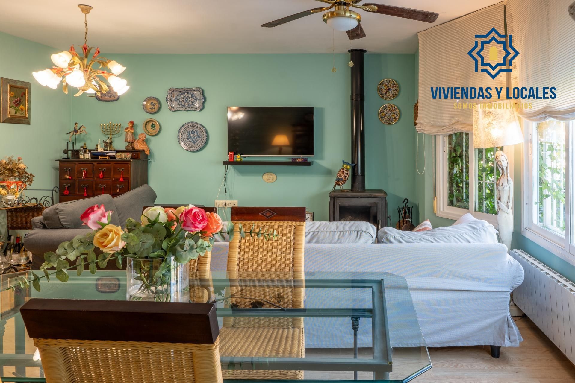 Sala d'estar de Casa adosada en venda en Huétor Vega amb Aire condicionat, Calefacció i Jardí privat