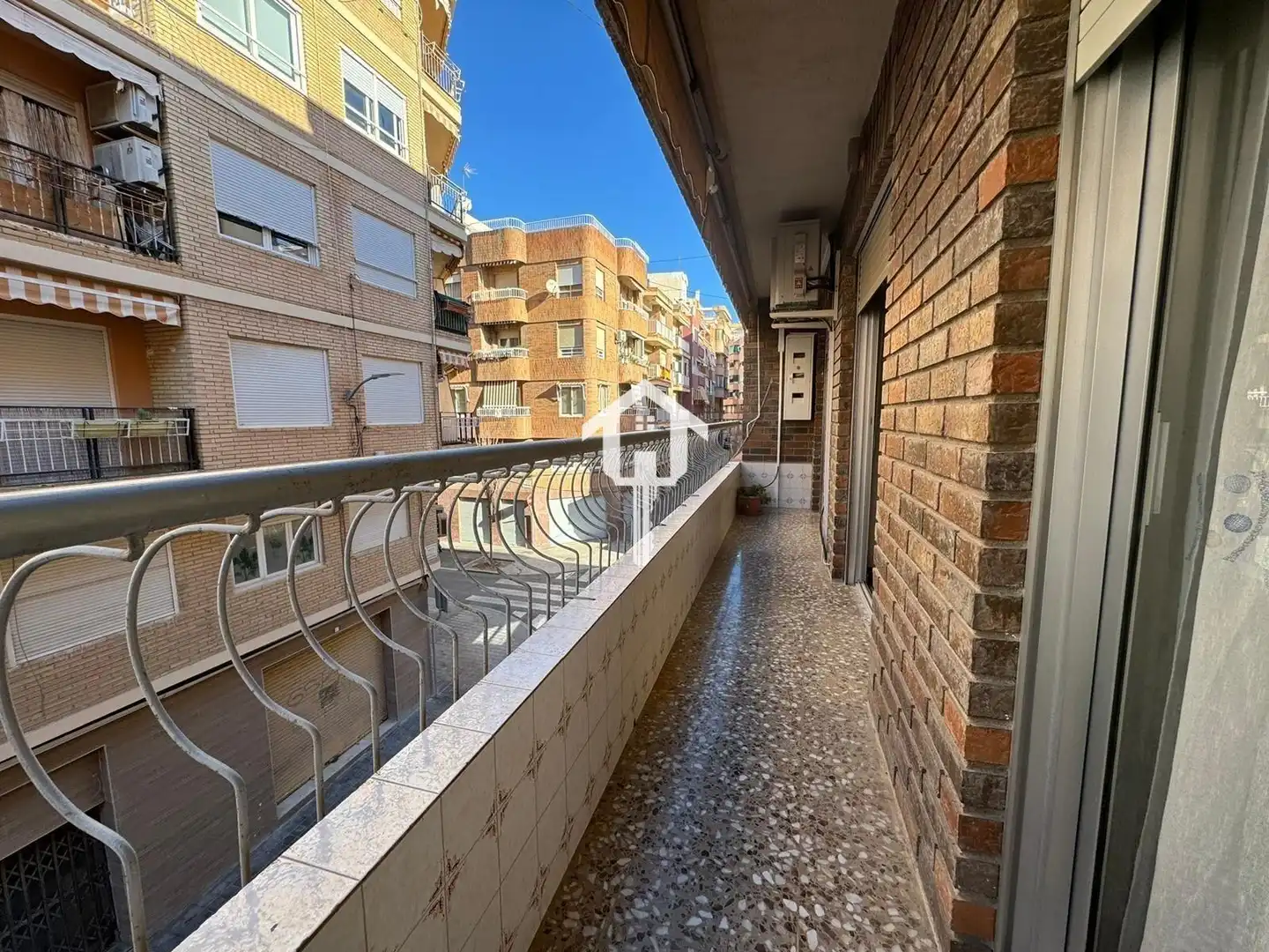 Außenansicht von Wohnung zum Verkauf in Alicante / Alacant mit Privatgarten und Balkon