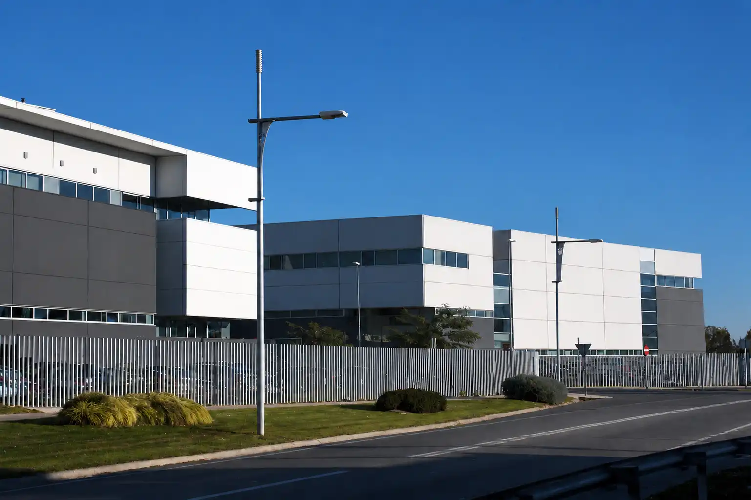 Vista exterior de Nave industrial de alquiler en Gavà con Calefacción y Alarma