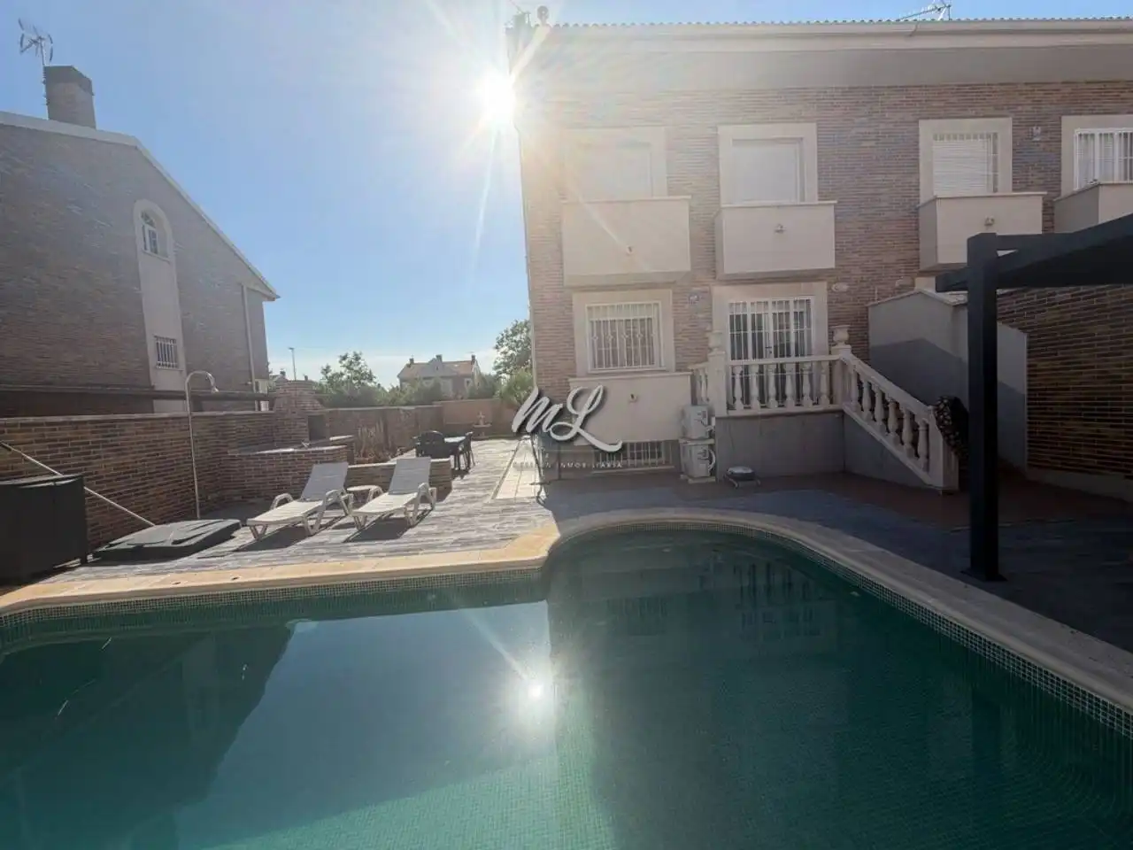 Piscina de Casa adosada en venda en Burguillos de Toledo amb Aire condicionat, Calefacció i Jardí privat