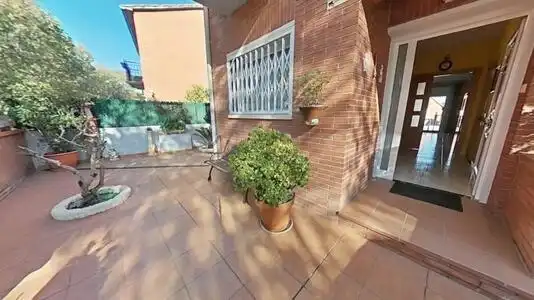 Vista exterior de Casa o chalet en venta en Santa Perpètua de Mogoda con Aire acondicionado, Calefacción y Jardín privado
