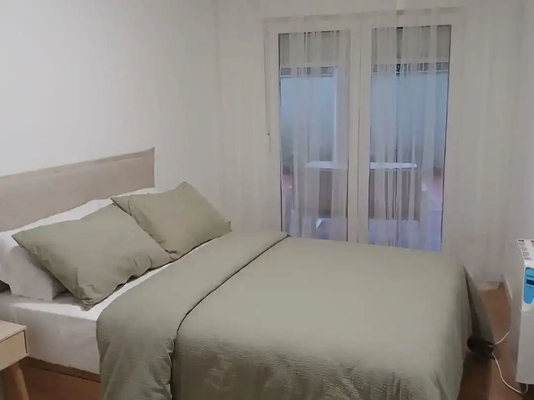 Schlafzimmer von Wohnung zur Miete in Forcarei mit Parkett, Möbliert und Ofen