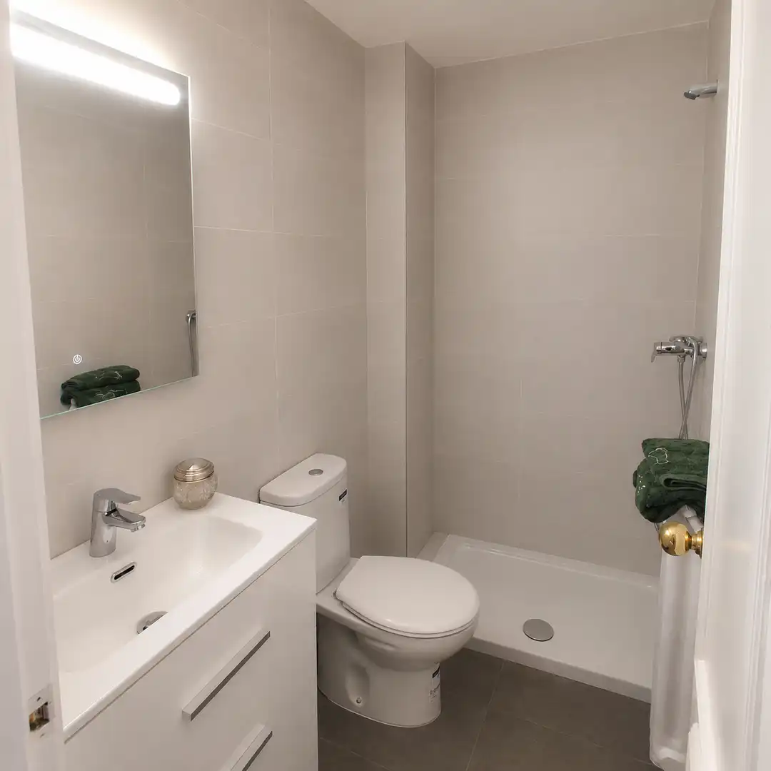 Badezimmer von Einfamilien-Reihenhaus zur Miete in Hoyo de Manzanares mit Privatgarten und Gemeinschaftspool