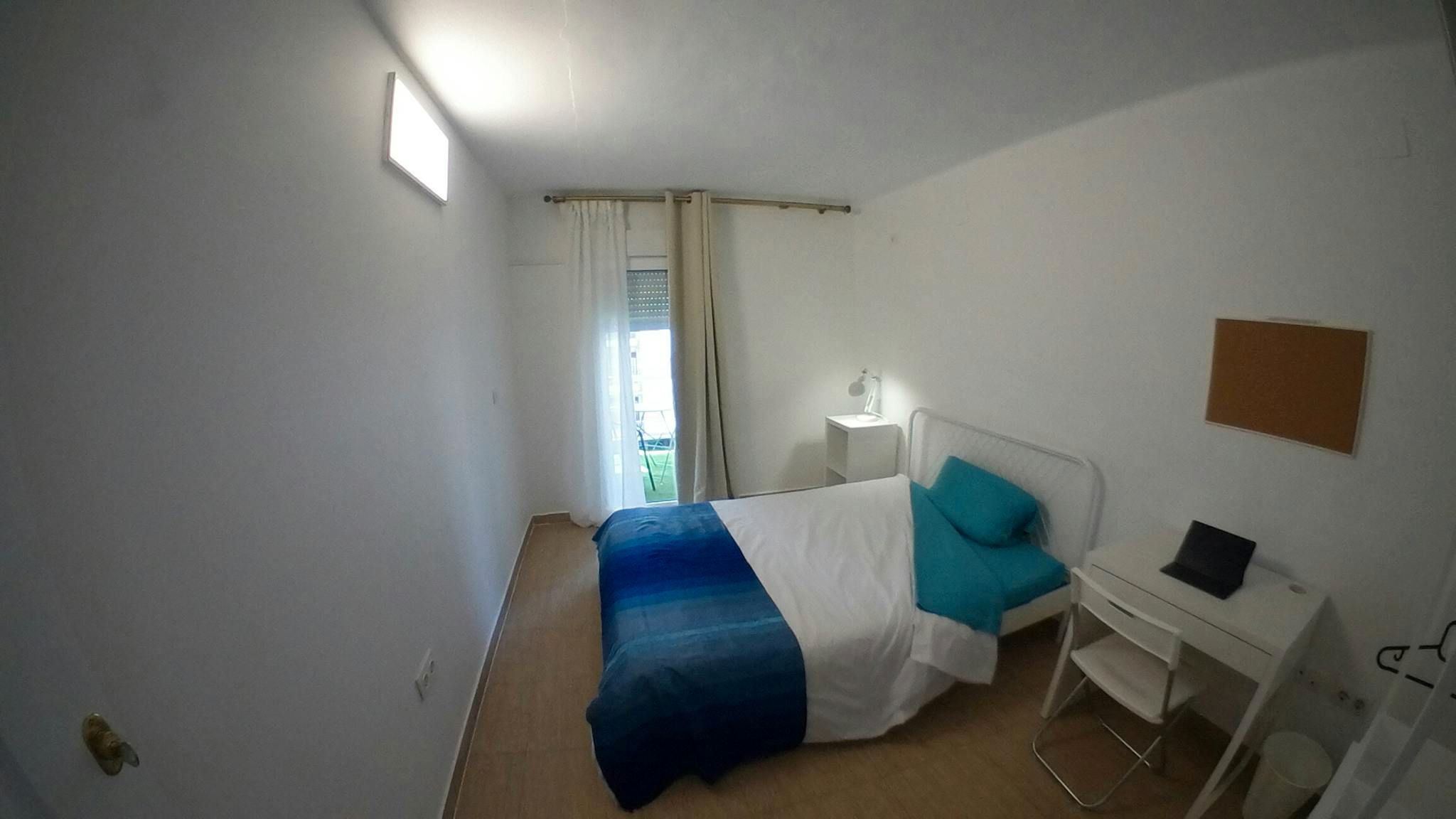Bedroom of Flat for share in  Sevilla Capital  with Heating, Furnished and Washing machine