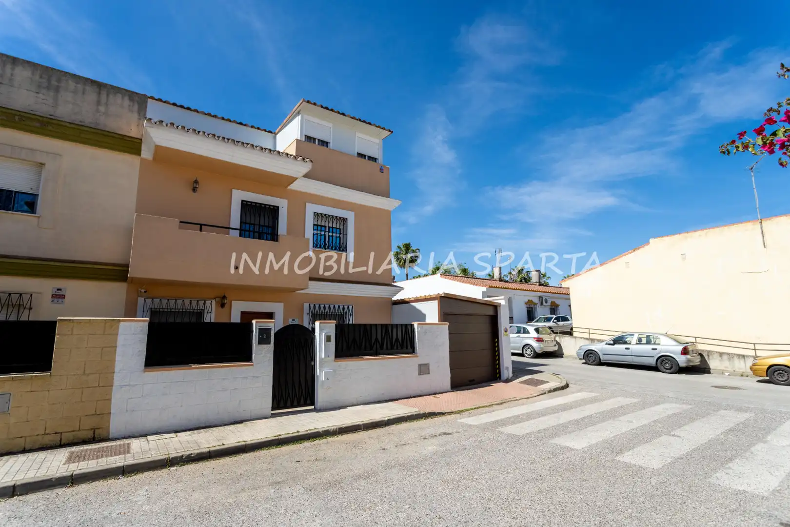 Vista exterior de Casa adosada en venta en Villanueva del Ariscal con Aire acondicionado, Calefacción y Jardín privado