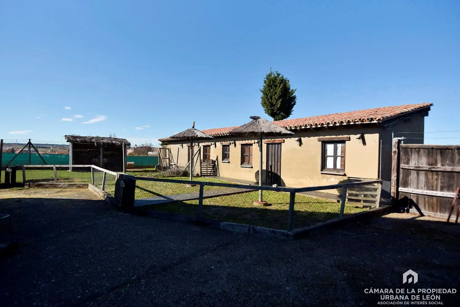 Vista exterior de Edificio en venta en Valdefresno