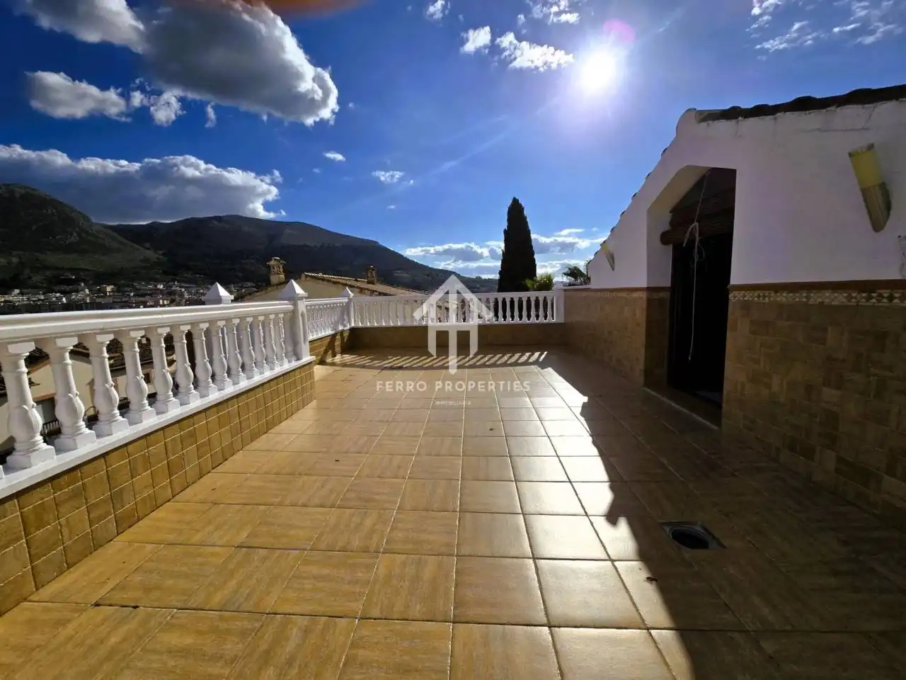 Vista exterior de Casa o xalet en venda en Loja amb Jardí privat, Terrassa i Piscina