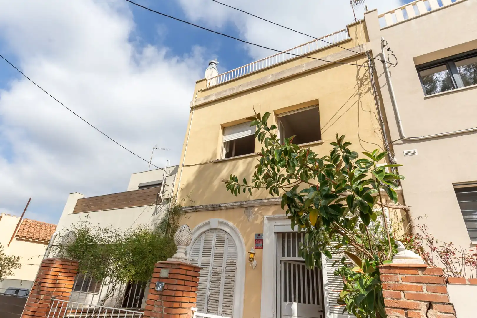Vista exterior de Casa adosada en venta en Esplugues de Llobregat con Calefacción, Terraza y Alarma