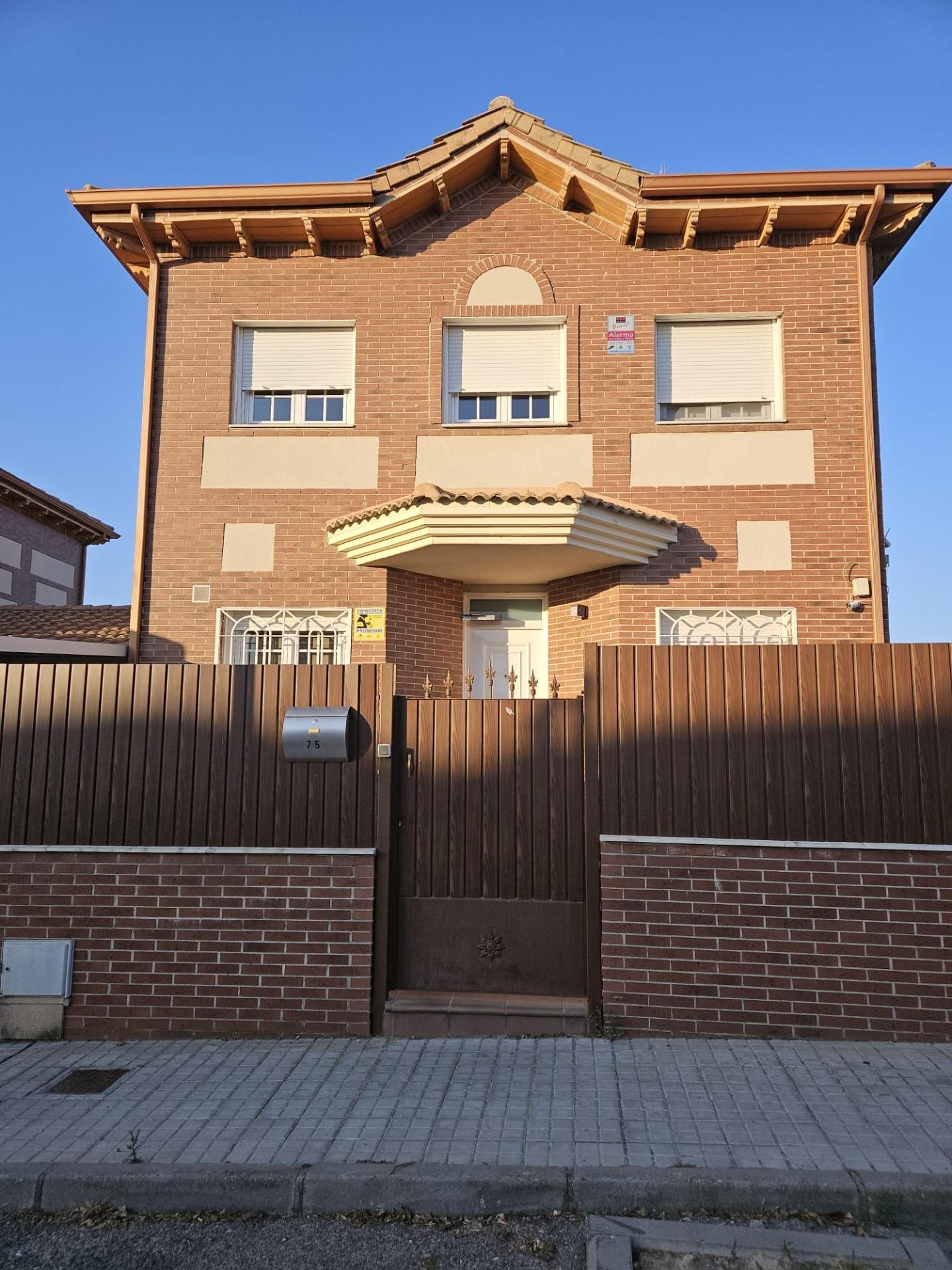 Vista exterior de Casa o xalet en venda en Seseña amb Aire condicionat, Calefacció i Terrassa