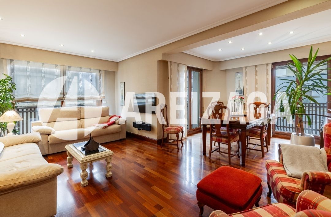 Vista exterior de Pis en venda en Donostia - San Sebastián  amb Calefacció, Terrassa i Balcó