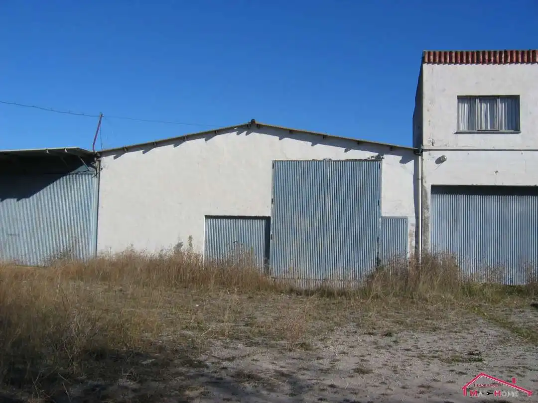 Außenansicht von Fabrikhallen zum Verkauf in Lumbier