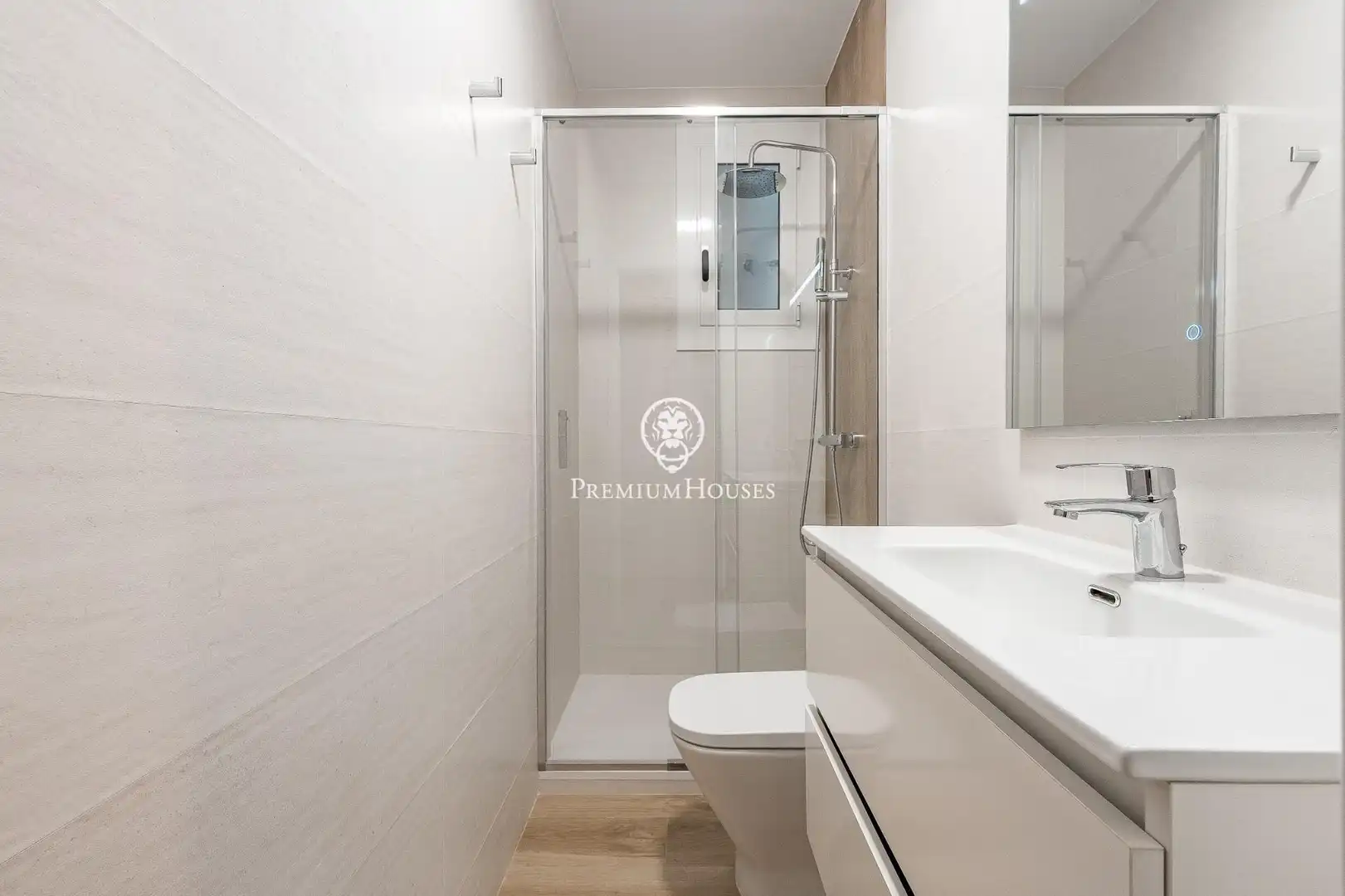 Badezimmer von Wohnungen zum Verkauf in Barcelona mit Klimaanlage, Heizung und Parkett