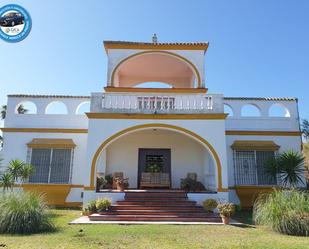 Vista exterior de Casa o xalet en venda en Chipiona amb Aire condicionat, Jardí privat i Parquet