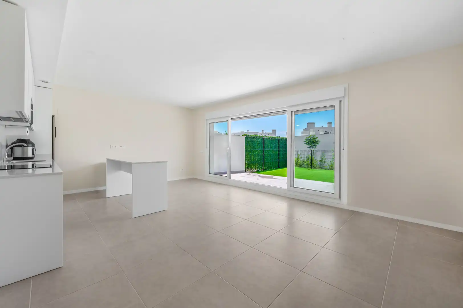 Living room of Ground floor for sale in Estepona  with Air Conditioner, Private garden and Terrace