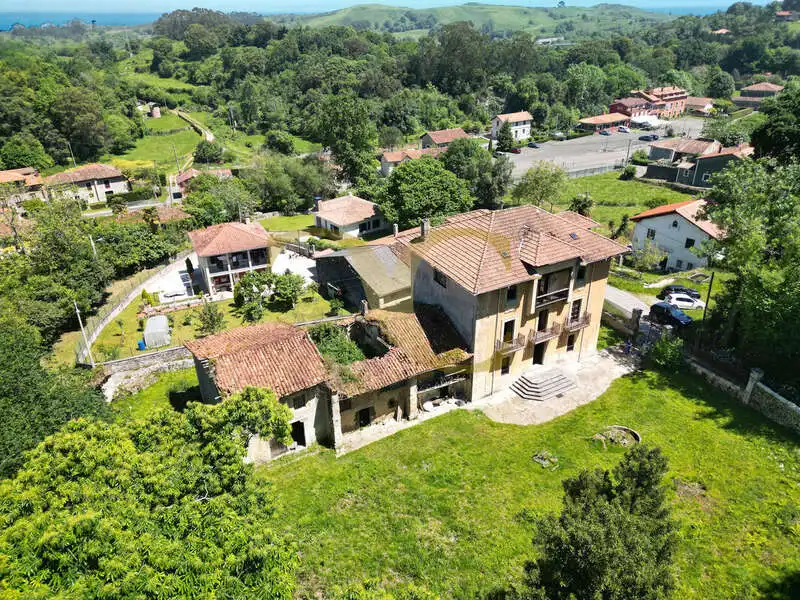 Vista exterior de Casa o xalet en venda en Llanes amb Jardí privat, Terrassa i Traster